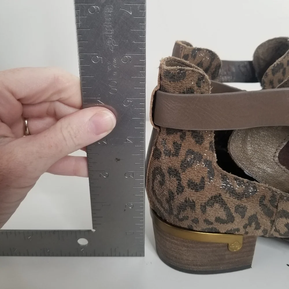 Isola DAVAN Desert Tan Leopard Print Suede Heeled Ankle Boots Size 7.5